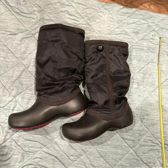CROCS WOMENS SNOW BOOTS
SIZE 6W WEAR ONES VERY GOOD
CONDITION BLACK - Picture 1 of 10